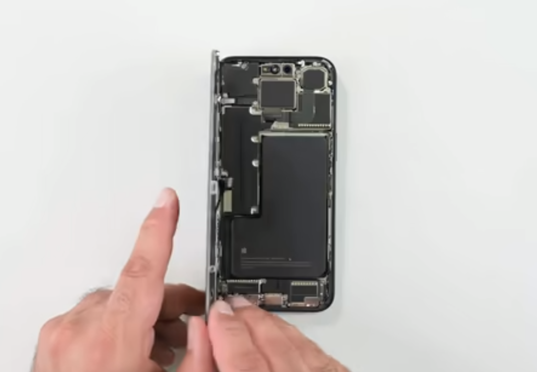 iFixit 拆解 iPhone 15 Pro Max:内部设计与上一代类似,升级骁龙 X70 调制解调器 1.png